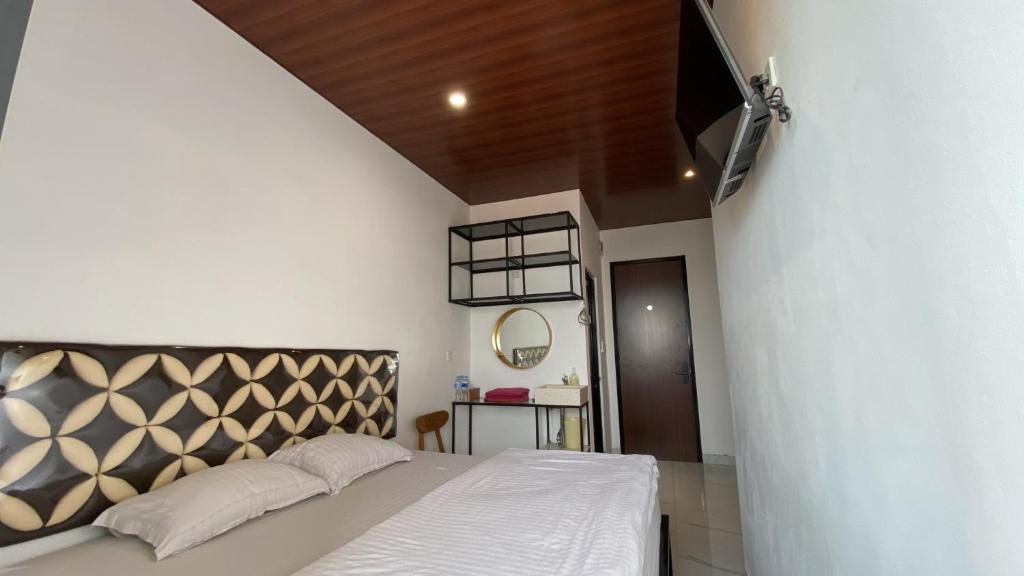 Postel nebo postele na pokoji v ubytování Batik Inn Semarang