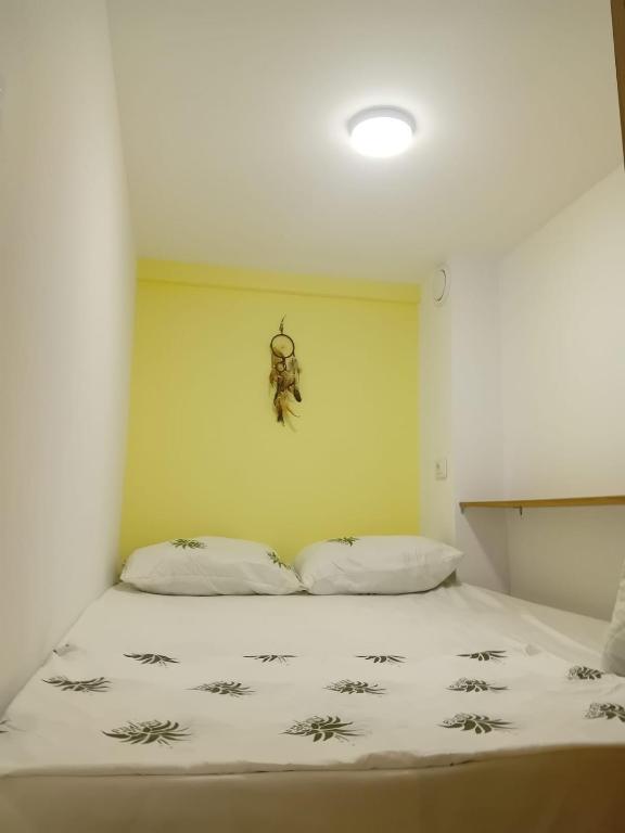 Postel nebo postele na pokoji v ubytování Hotel Kapsul Vlore