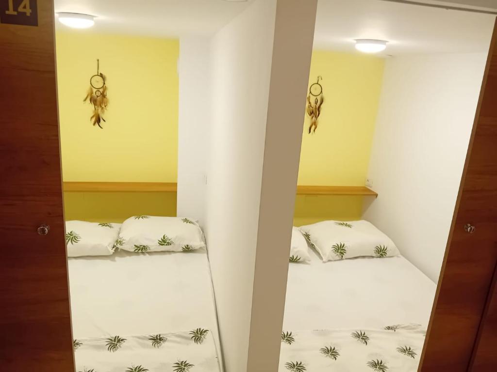Postel nebo postele na pokoji v ubytování Hotel Kapsul Vlore