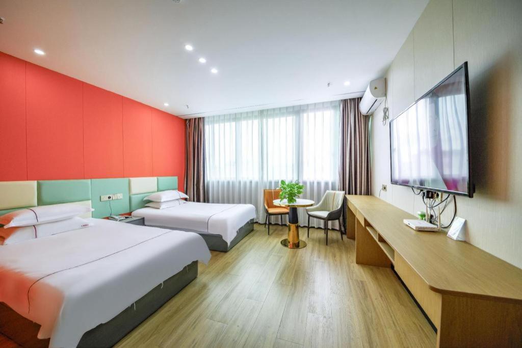 Postel nebo postele na pokoji v ubytování Yiwu Bairui Grand Hotel