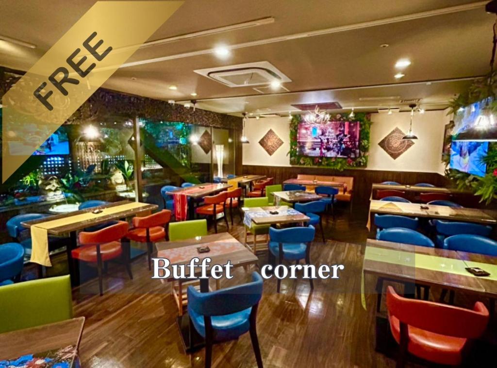東京にあるホテルバリアンリゾート 新宿本店のカラフルな椅子とテーブルのあるレストランを併設しています。