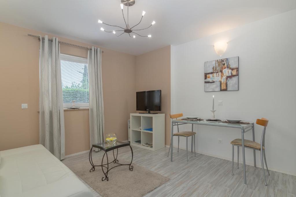 TV a/nebo společenská místnost v ubytování Apartma Bled