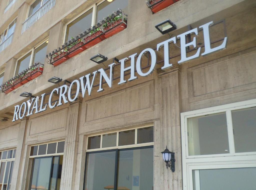 un edificio con un cartel en el costado en Royal Crown Hotel عائلات فقط en Alexandría