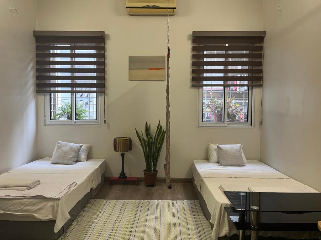 河内April twelve的有两张床的房间有两扇窗户