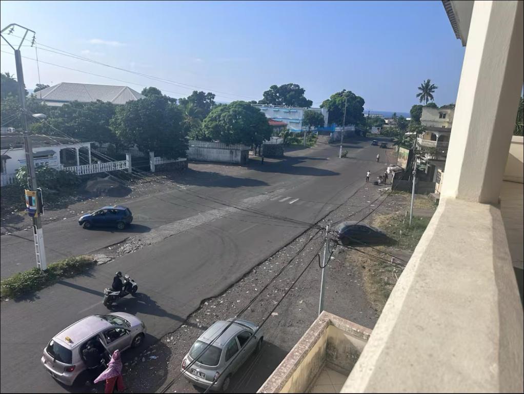 una vista aerea di una strada con auto e motocicletta di Appartement a Moroni
