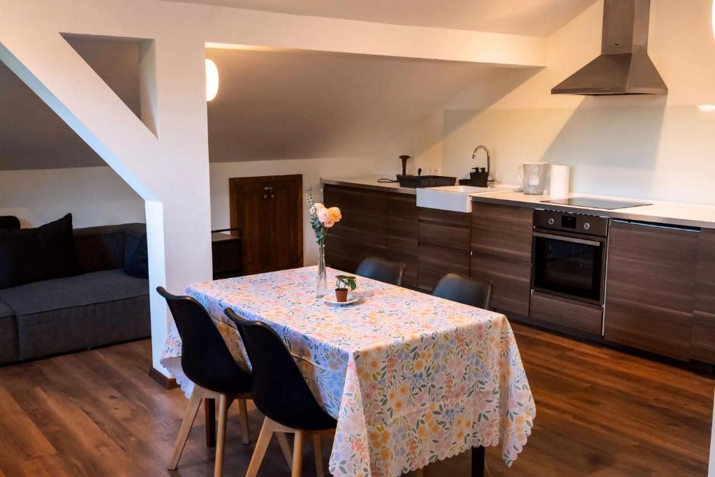 O bucătărie sau chicinetă la Kesletz House