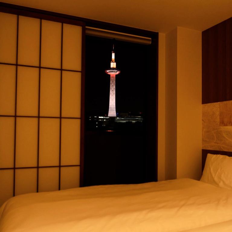 Postel nebo postele na pokoji v ubytování Irori Kyoto Station Higashi-Honganji