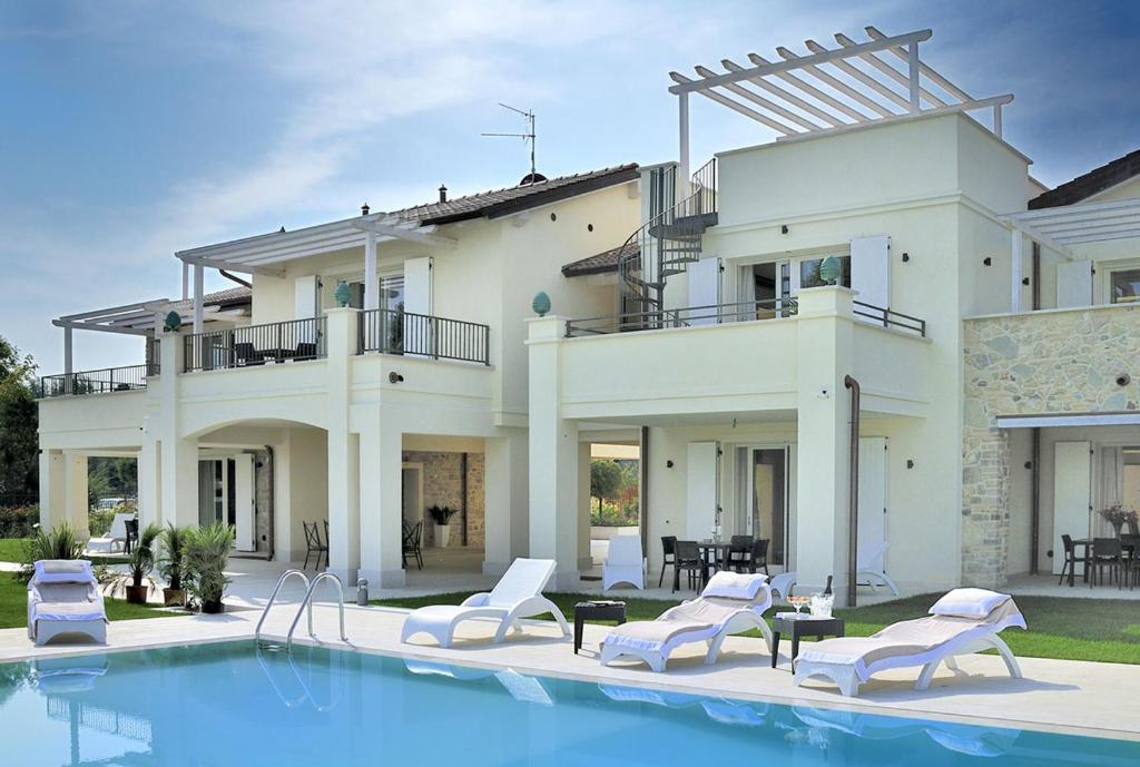 een villa met een zwembad voor een huis bij Villa Onofria in Sirmione