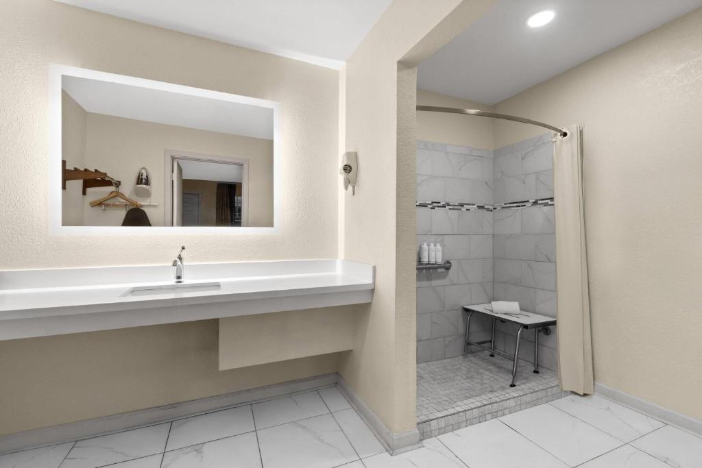 Super 8 by Wyndham New Orleans - Room With Disability Access - Non-Smoking