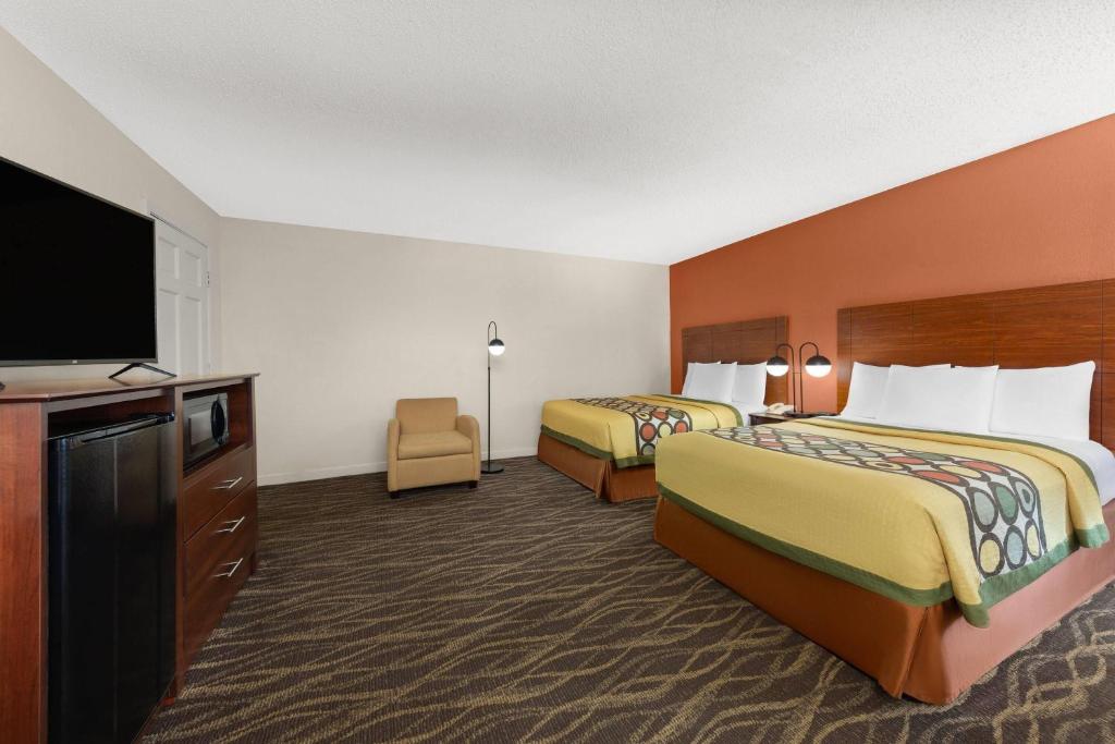 Super 8 by Wyndham New Orleans - Balcony Room With Two Double Beds - Non-Smoking