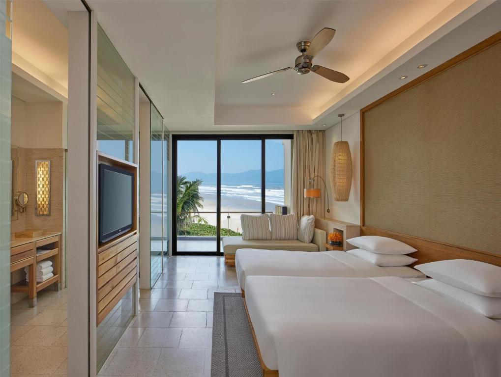 Postel nebo postele na pokoji v ubytování Hyatt Regency Danang Resort and Spa