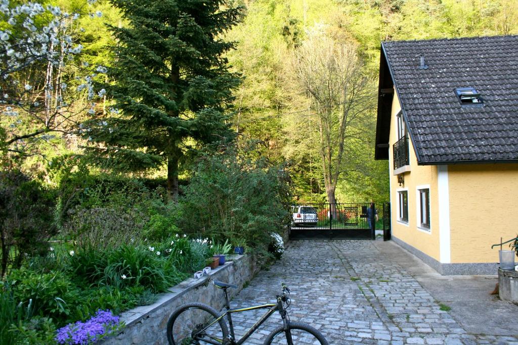 ein Fahrrad, das vor einem Haus geparkt ist in der Unterkunft Lichtlmühle in Emmersdorf an der Donau