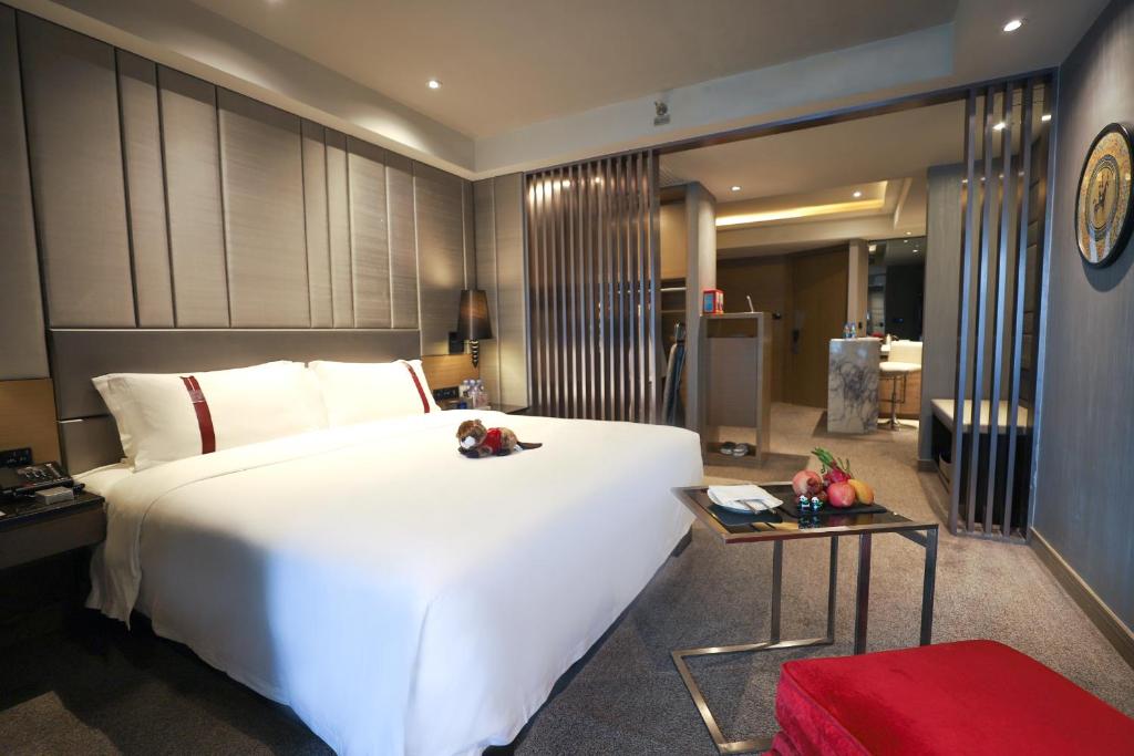Postel nebo postele na pokoji v ubytování Rhombus Park Aura Chengdu Hotel
