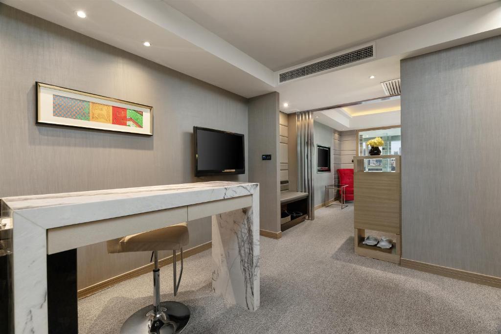 TV a/nebo společenská místnost v ubytování Rhombus Park Aura Chengdu Hotel