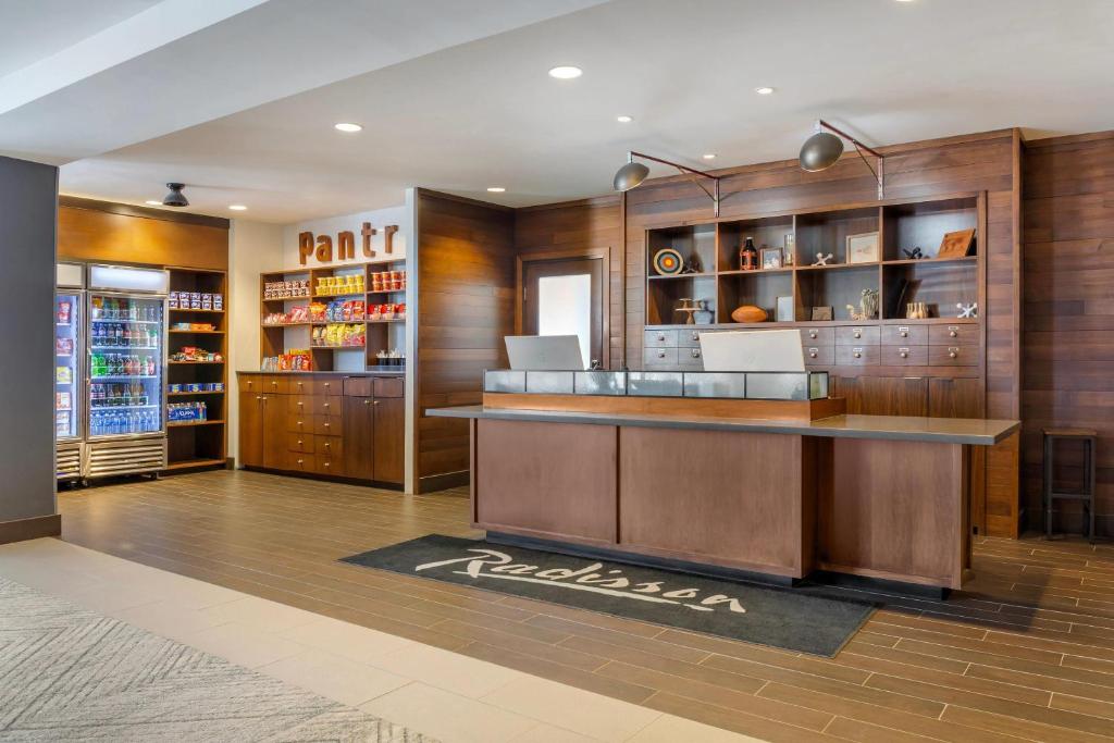 Kuchyň nebo kuchyňský kout v ubytování Radisson Hotel Detroit Metro Airport