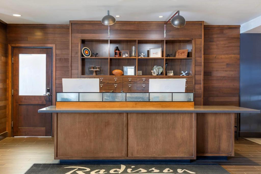 Kuchyň nebo kuchyňský kout v ubytování Radisson Hotel Detroit Metro Airport