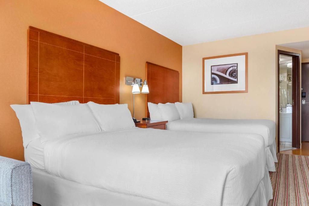 Postel nebo postele na pokoji v ubytování Radisson Hotel Detroit Metro Airport