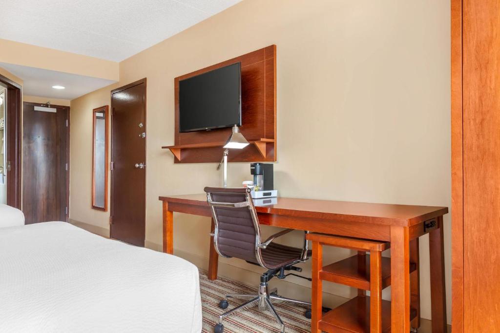 TV a/nebo společenská místnost v ubytování Radisson Hotel Detroit Metro Airport