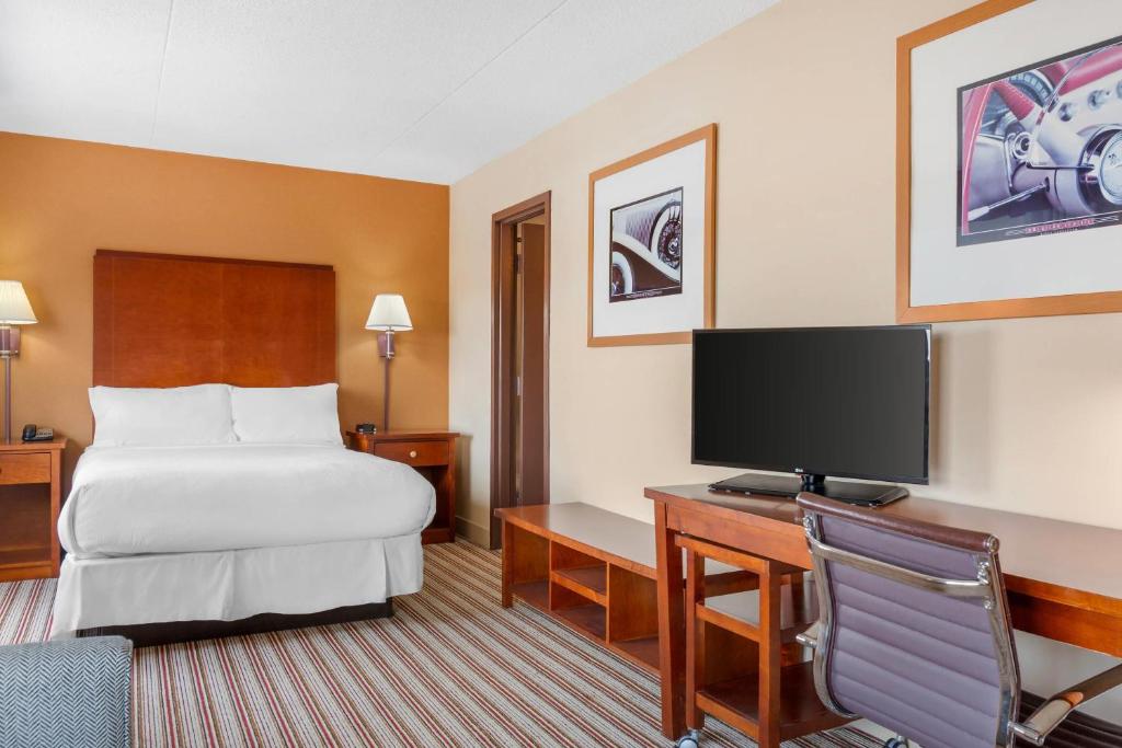 TV a/nebo společenská místnost v ubytování Radisson Hotel Detroit Metro Airport