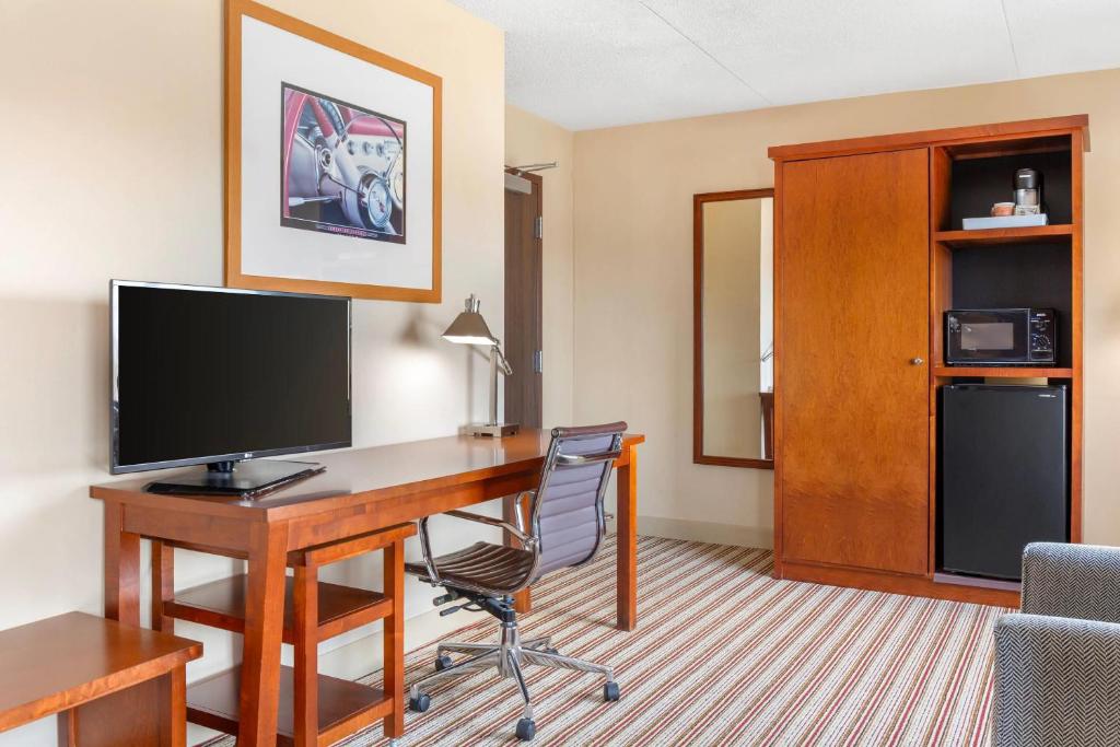 TV a/nebo společenská místnost v ubytování Radisson Hotel Detroit Metro Airport
