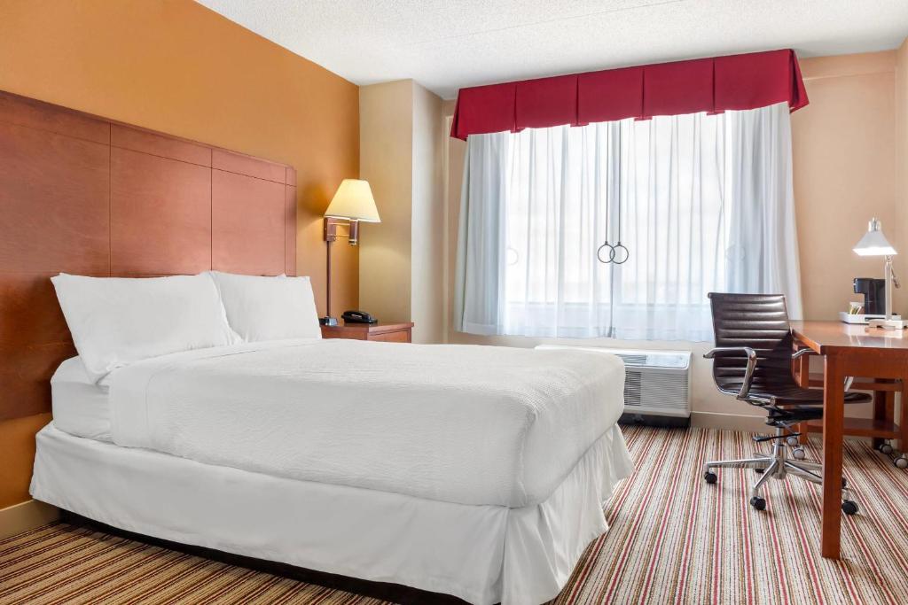Postel nebo postele na pokoji v ubytování Radisson Hotel Detroit Metro Airport