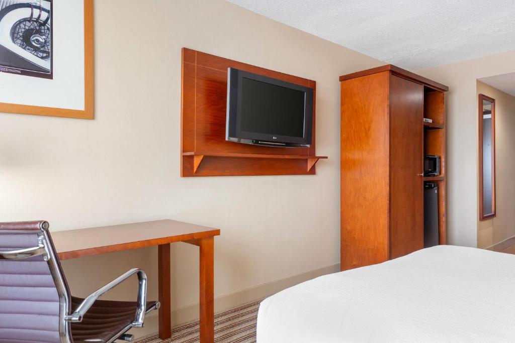 TV a/nebo společenská místnost v ubytování Radisson Hotel Detroit Metro Airport