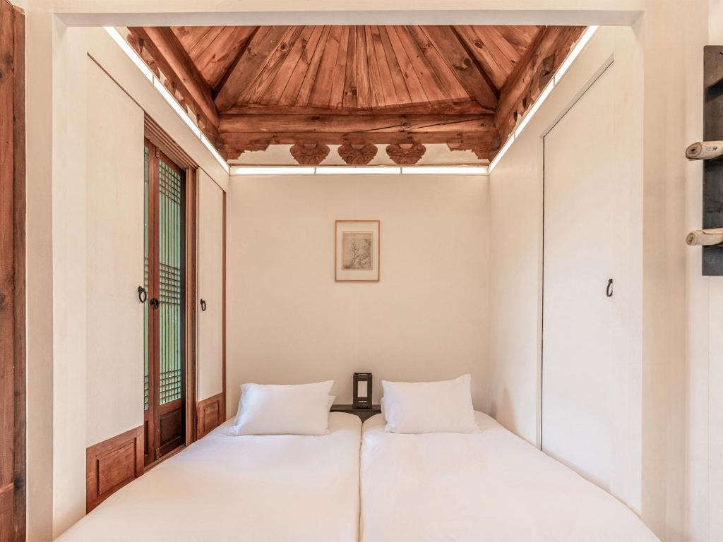 Postel nebo postele na pokoji v ubytování Rakkojae Hahoe Hanok Hotel