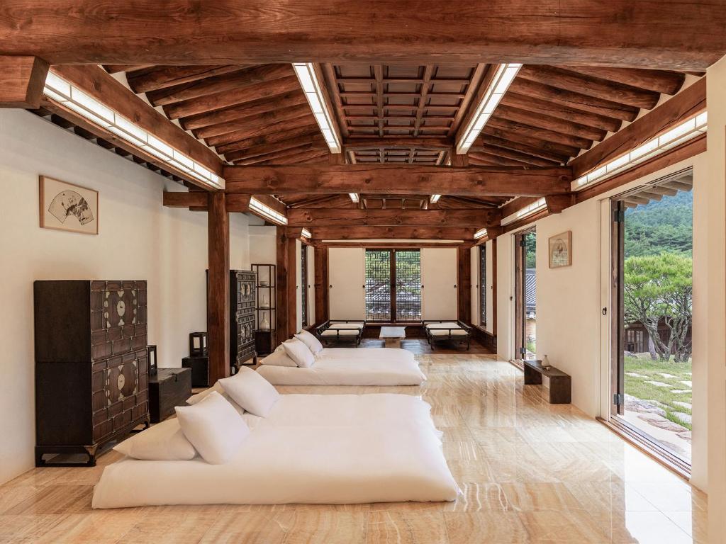 Postel nebo postele na pokoji v ubytování Rakkojae Hahoe Hanok Hotel