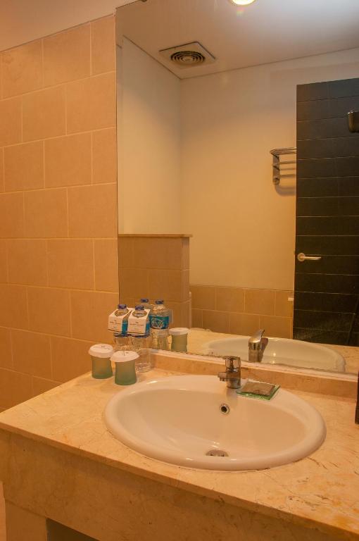 Koupelna v ubytování Hotel Santika Bangka