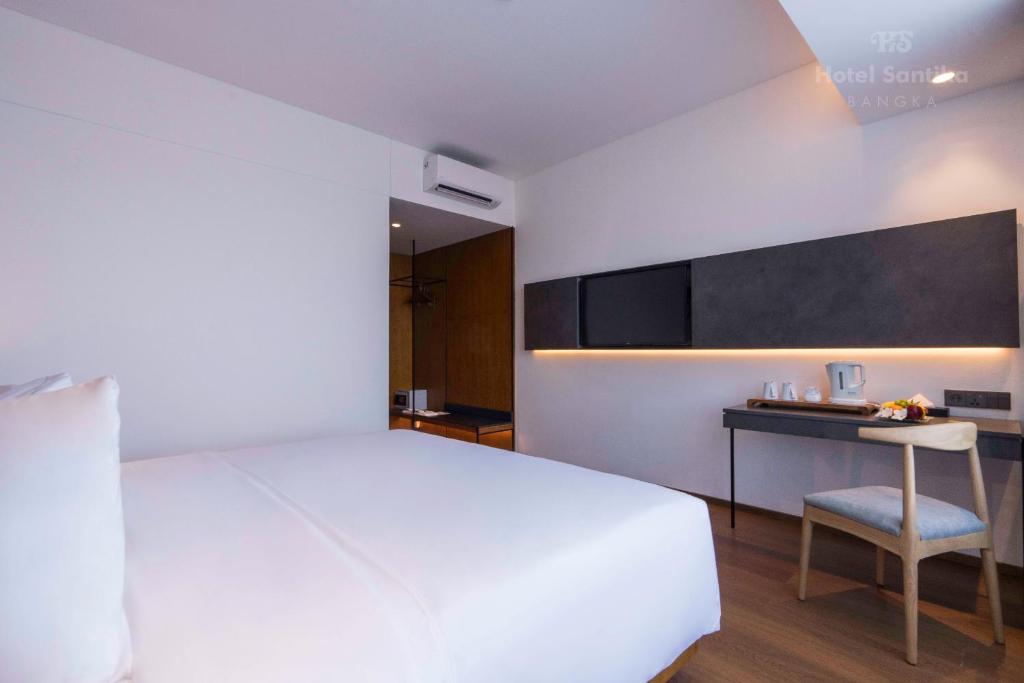 Postel nebo postele na pokoji v ubytování Hotel Santika Bangka