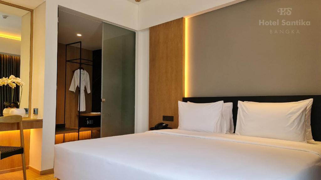 Postel nebo postele na pokoji v ubytování Hotel Santika Bangka