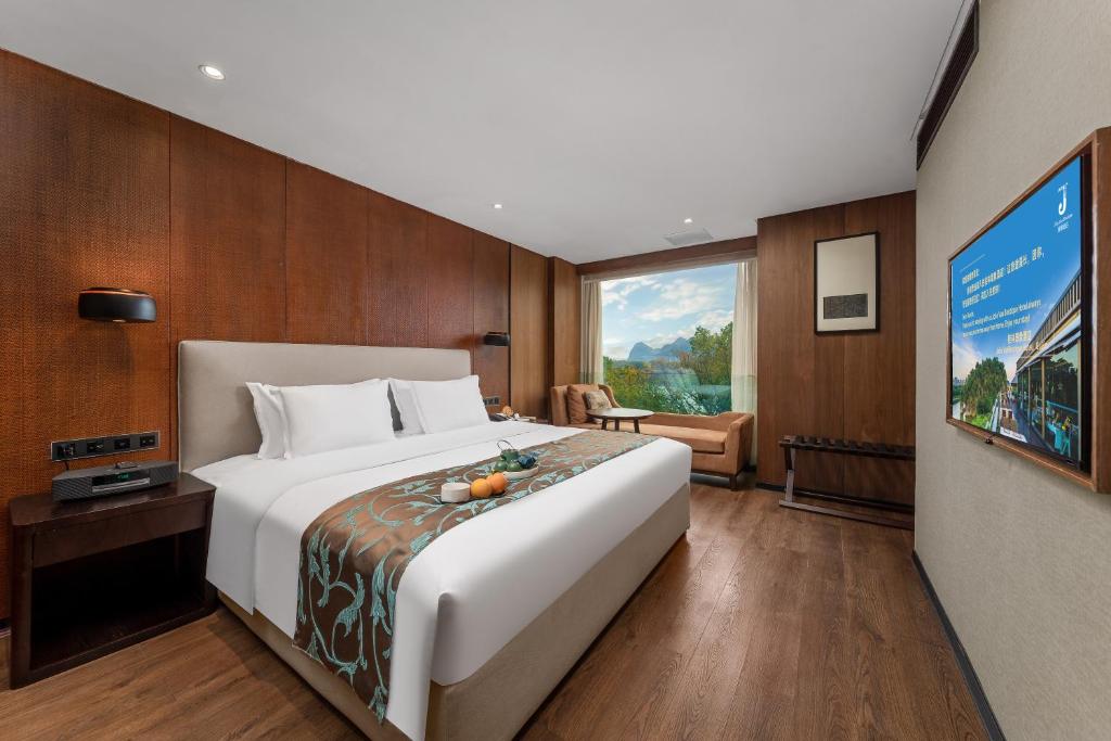 Postel nebo postele na pokoji v ubytování Jolie Vue Boutique Hotel Guilin (near Elephant Trunk Hill)
