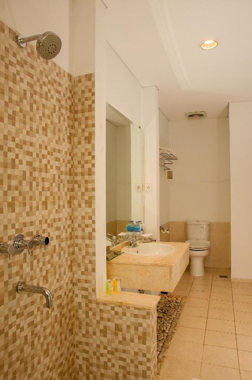 Koupelna v ubytování Hotel Santika Bangka