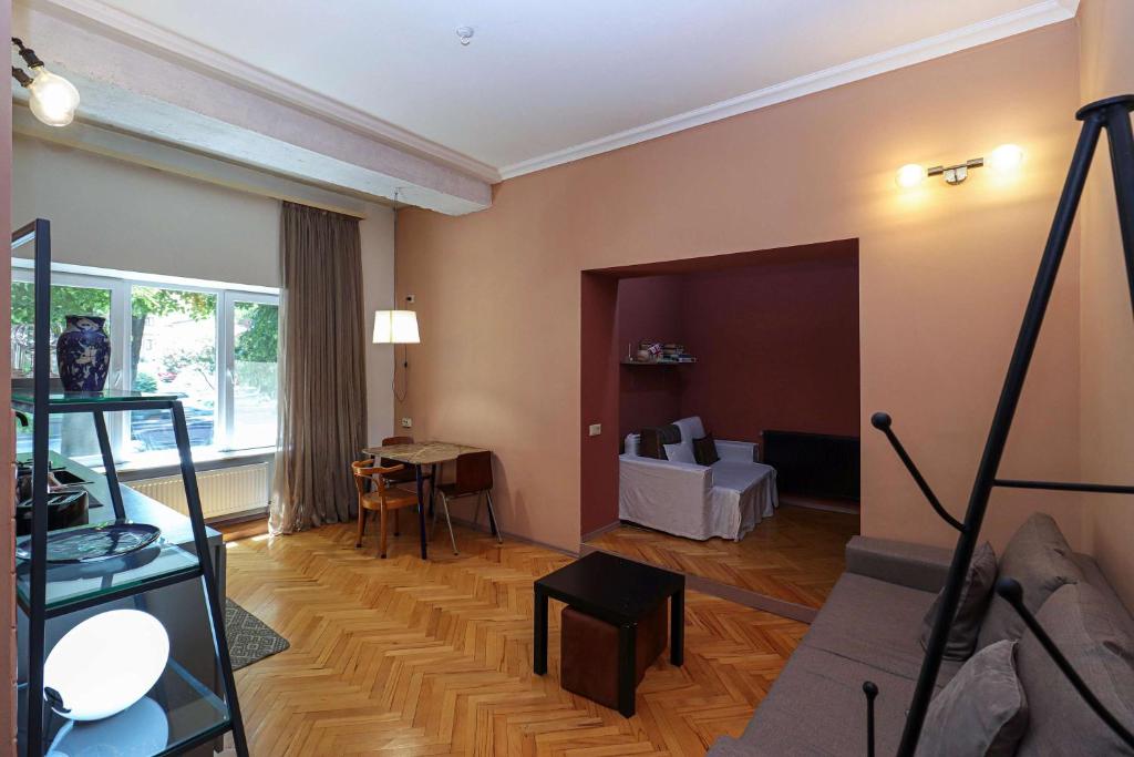 فضای داخلی Spacious 1BR Apartment In The Heart of Tbilisi در تفلیس - تصویر ۳