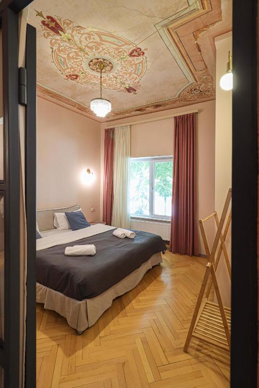 Spacious 1BR Apartment In The Heart of Tbilisi در تفلیس