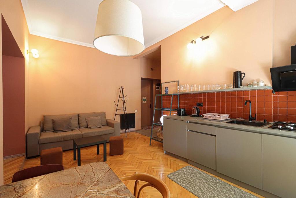 تصویر اتاق‌های Spacious 1BR Apartment In The Heart of Tbilisi - تصویر ۲
