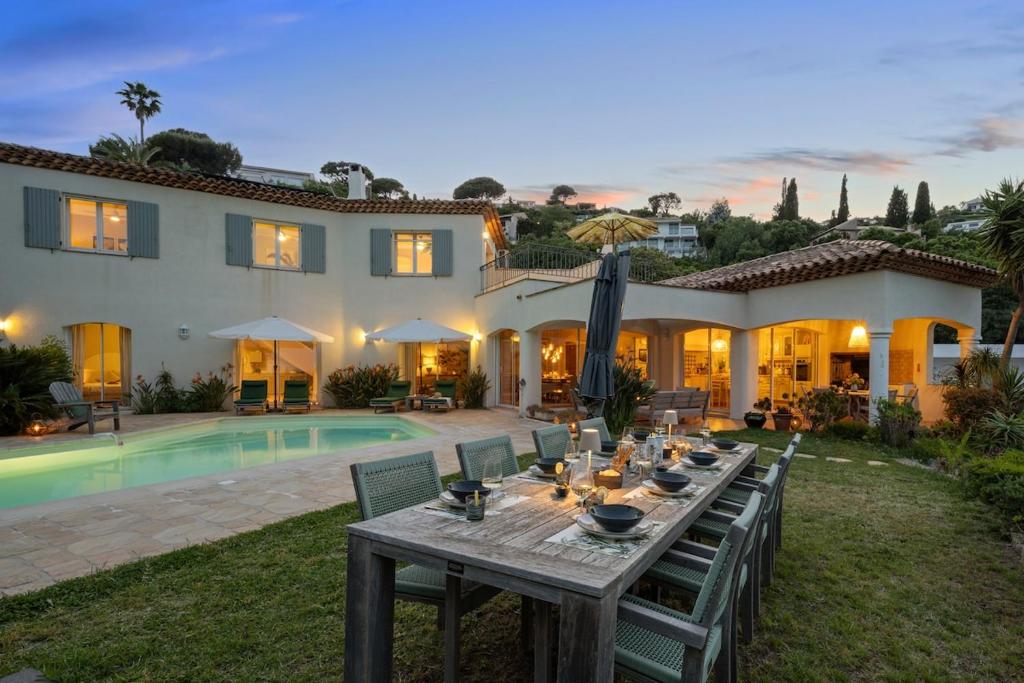 - une table à manger dans l'arrière-cour d'une maison dans l'établissement Villa Cigales, à Roquebrune-sur Argens
