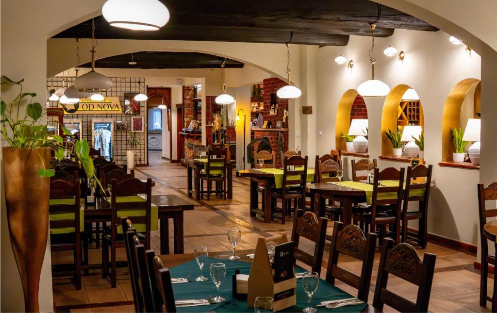 Reštaurácia alebo iné gastronomické zariadenie v ubytovaní Hotel Górski