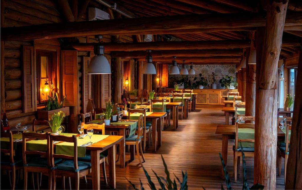 Reštaurácia alebo iné gastronomické zariadenie v ubytovaní Hotel Górski