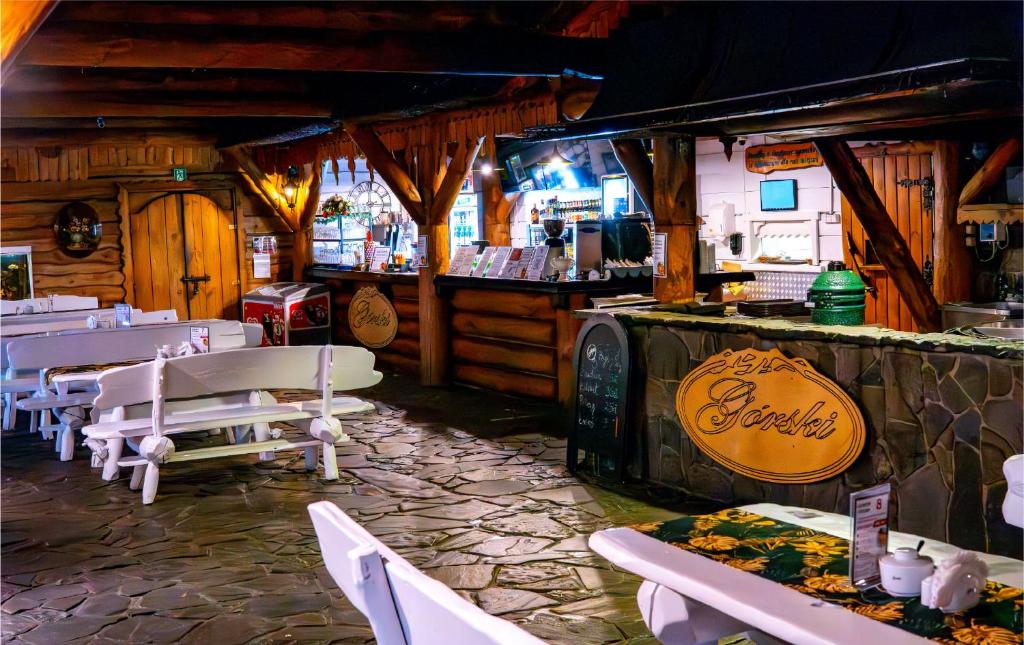 Reštaurácia alebo iné gastronomické zariadenie v ubytovaní Hotel Górski