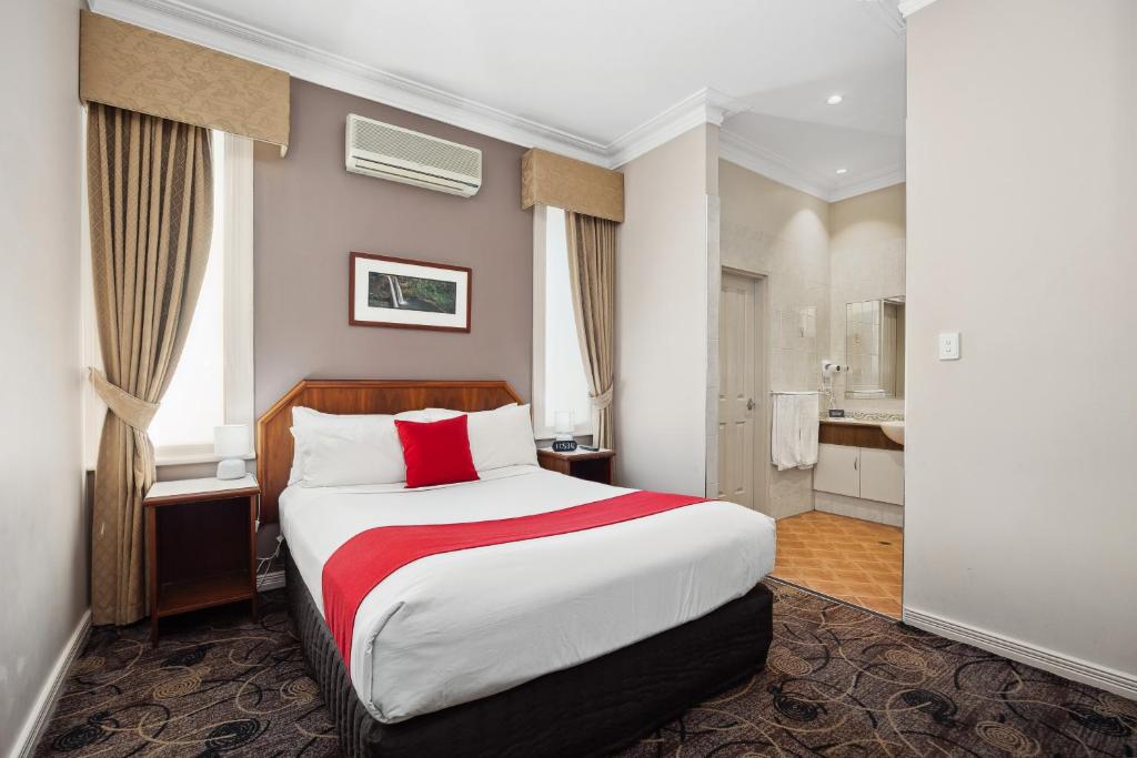 Postel nebo postele na pokoji v ubytování Quality Hotel Bayswater
