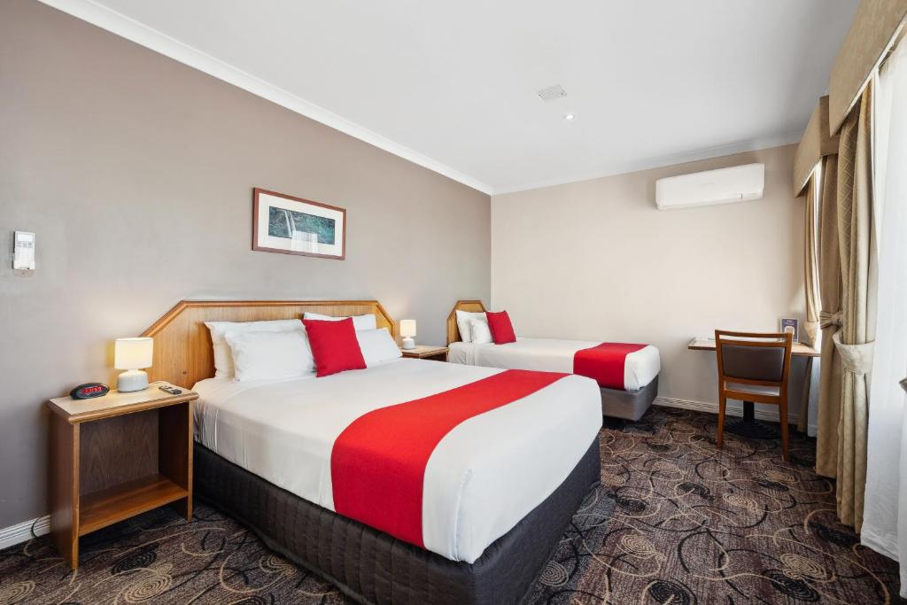 Postel nebo postele na pokoji v ubytování Quality Hotel Bayswater