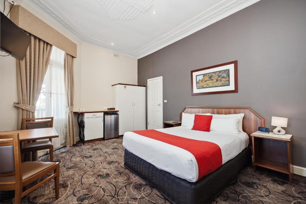 Postel nebo postele na pokoji v ubytování Quality Hotel Bayswater