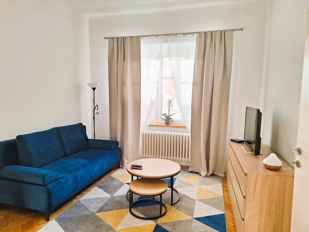 Hotel St. Hubert House, a living room with a blue couch and a table at St. Hubert House in Prague