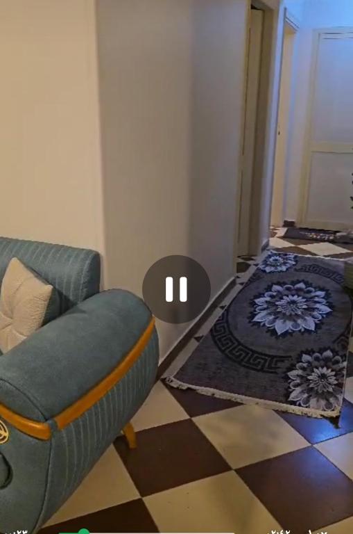 un salon avec un canapé et une table dans l'établissement ايجار مفروش بارقى كمبوند بالشيخ زايد, à Sheikh Zayed