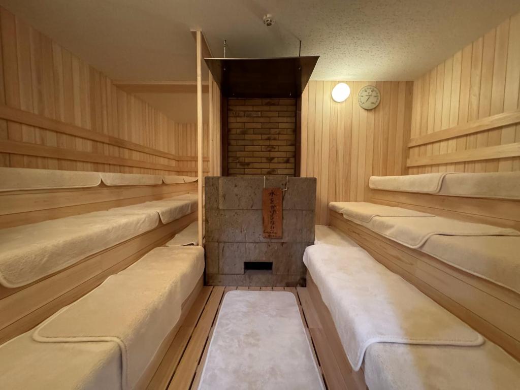 Postel nebo postele na pokoji v ubytování Capsule Inn Kinshicho