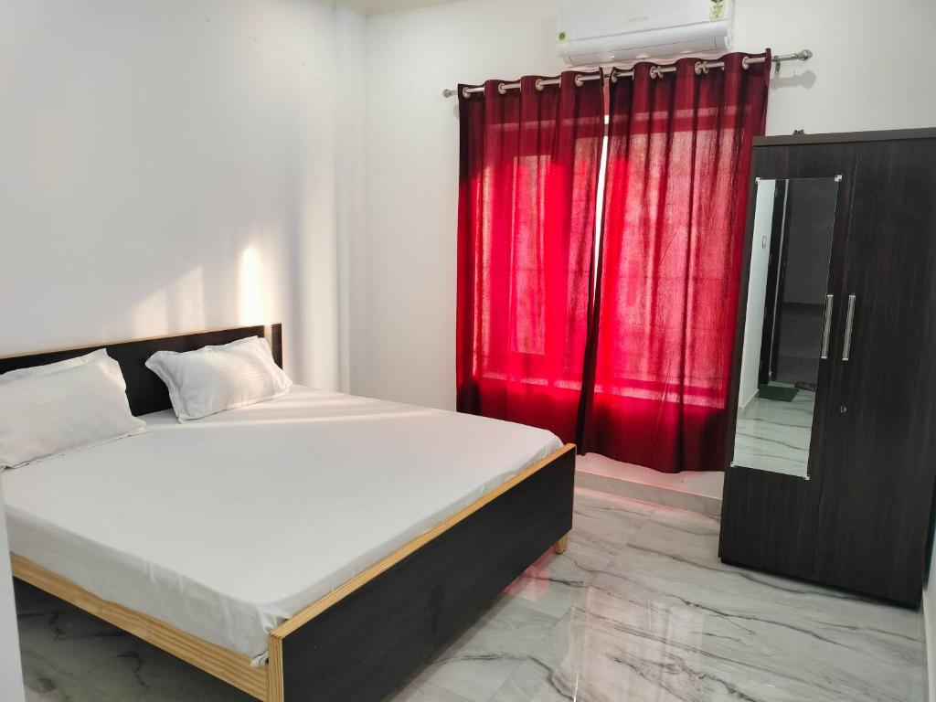 Ένα ή περισσότερα κρεβάτια σε δωμάτιο στο Luxury room Near IIM College