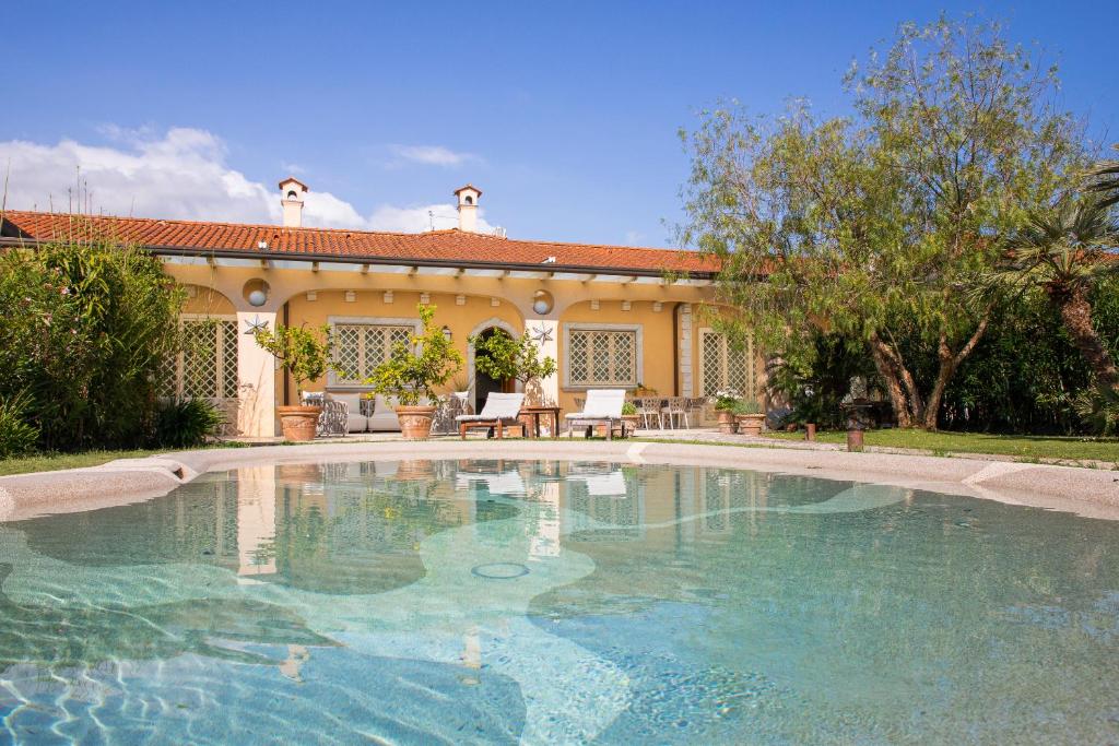 een zwembad voor een huis bij Luxury Marble House in Pietrasanta