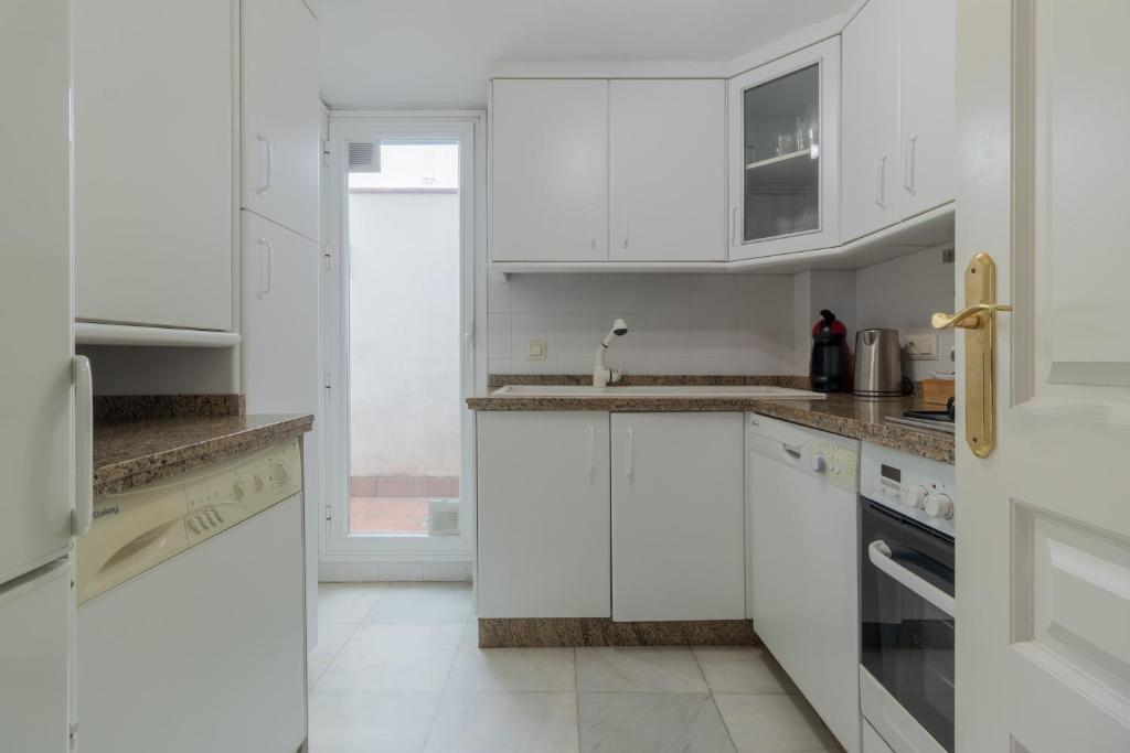A kitchen or kitchenette at Cordoba COol Vailima