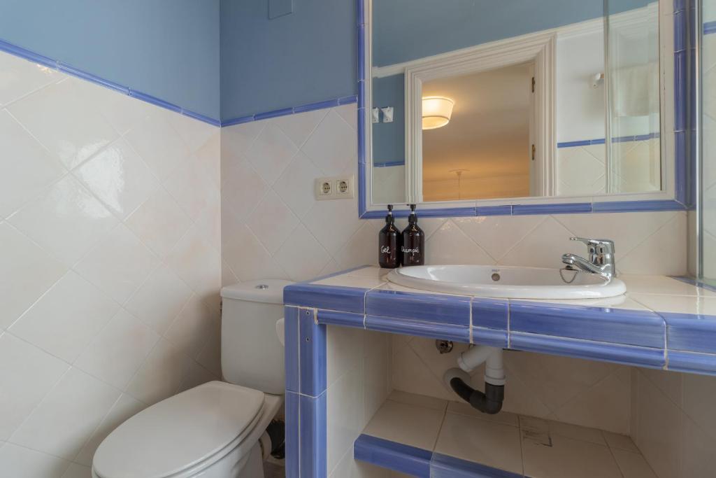 A bathroom at Cordoba COol Vailima